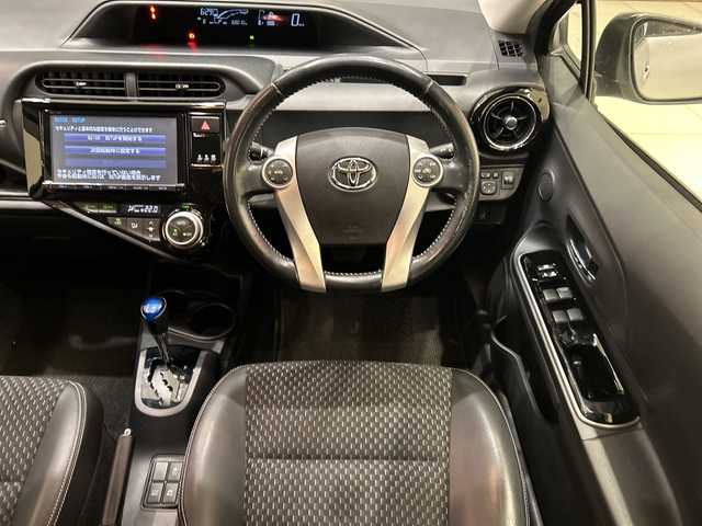 トヨタ アクア X－URBAN 埼玉県 2015(平27)年 6.8万km シルバーM 純正9インチナビ/　　CD/DVD/BT/フルセグTV/バックカメラ/ハーフレザー/オートライト/純正16インチAW/ステアリングスイッチ/ドライブレコーダー/横滑り防止/プッシュスタート/ETC/禁煙車