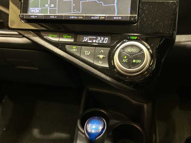 トヨタ アクア X－URBAN 埼玉県 2015(平27)年 6.8万km シルバーM 純正9インチナビ/　　CD/DVD/BT/フルセグTV/バックカメラ/ハーフレザー/オートライト/純正16インチAW/ステアリングスイッチ/ドライブレコーダー/横滑り防止/プッシュスタート/ETC/禁煙車