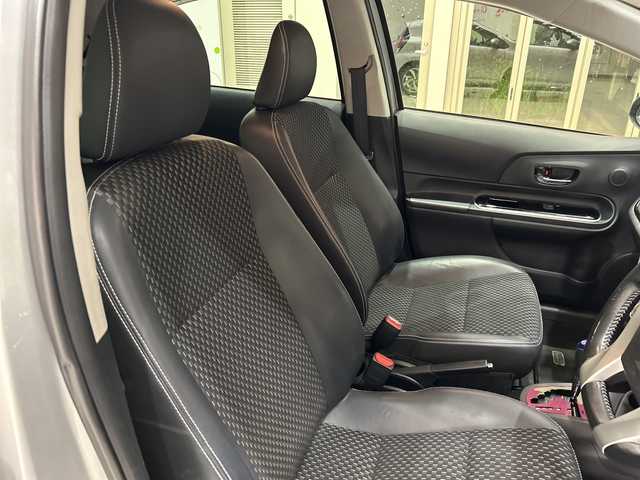 トヨタ アクア X－URBAN 埼玉県 2015(平27)年 6.8万km シルバーM 純正9インチナビ/　　CD/DVD/BT/フルセグTV/バックカメラ/ハーフレザー/オートライト/純正16インチAW/ステアリングスイッチ/ドライブレコーダー/横滑り防止/プッシュスタート/ETC/禁煙車