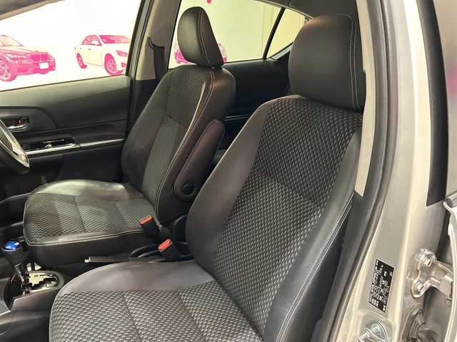 トヨタ アクア X－URBAN 埼玉県 2015(平27)年 6.8万km シルバーM 純正9インチナビ/　　CD/DVD/BT/フルセグTV/バックカメラ/ハーフレザー/オートライト/純正16インチAW/ステアリングスイッチ/ドライブレコーダー/横滑り防止/プッシュスタート/ETC/禁煙車