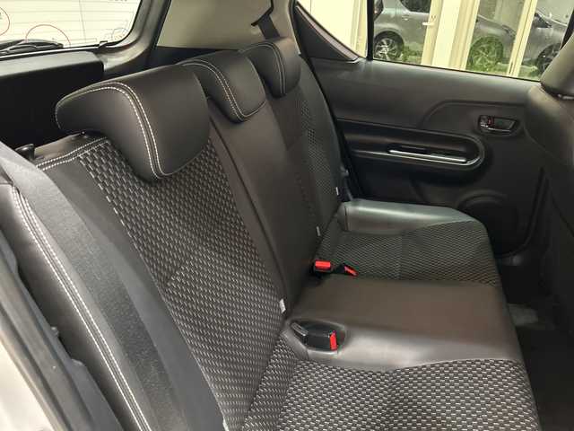 トヨタ アクア X－URBAN 埼玉県 2015(平27)年 6.8万km シルバーM 純正9インチナビ/　　CD/DVD/BT/フルセグTV/バックカメラ/ハーフレザー/オートライト/純正16インチAW/ステアリングスイッチ/ドライブレコーダー/横滑り防止/プッシュスタート/ETC/禁煙車