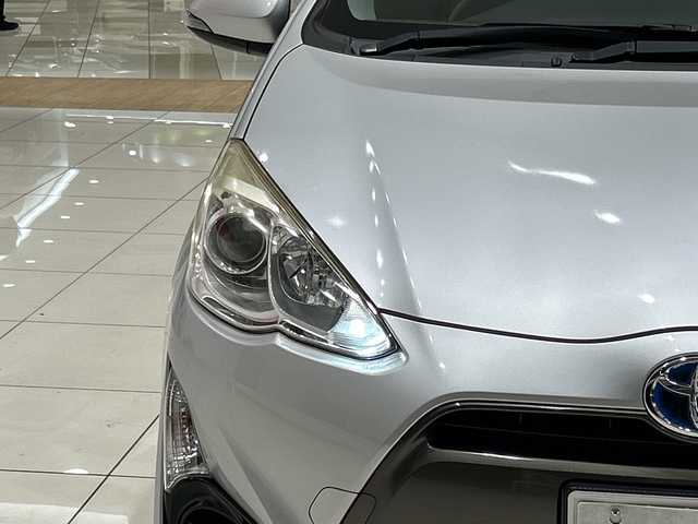 トヨタ アクア X－URBAN 埼玉県 2015(平27)年 6.8万km シルバーM 純正9インチナビ/　　CD/DVD/BT/フルセグTV/バックカメラ/ハーフレザー/オートライト/純正16インチAW/ステアリングスイッチ/ドライブレコーダー/横滑り防止/プッシュスタート/ETC/禁煙車