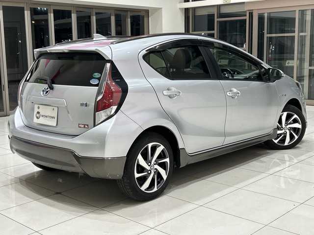 トヨタ アクア X－URBAN 埼玉県 2015(平27)年 6.8万km シルバーM 純正9インチナビ/　　CD/DVD/BT/フルセグTV/バックカメラ/ハーフレザー/オートライト/純正16インチAW/ステアリングスイッチ/ドライブレコーダー/横滑り防止/プッシュスタート/ETC/禁煙車