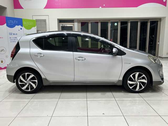 トヨタ アクア X－URBAN 埼玉県 2015(平27)年 6.8万km シルバーM 純正9インチナビ/　　CD/DVD/BT/フルセグTV/バックカメラ/ハーフレザー/オートライト/純正16インチAW/ステアリングスイッチ/ドライブレコーダー/横滑り防止/プッシュスタート/ETC/禁煙車