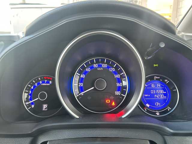 ホンダ フィット 15X 神奈川県 2014(平26)年 3.2万km プレミアムホワイトパール ワンオーナー/純正ナビ（CD/AM/FM/USB/HDMI/BT/ワンセグTV)/バックカメラ/ビルトインETC/ステアリングスイッチ/横滑り防止装置/盗難防止装置/ABS/アイドリングストップ/プッシュスタート/オートライト/電格ウィンカーミラー/フロントワイパーデアイサー/純正フロアマット/純正アルミホイール/純正ドアバイザー/ISOFIX/スペアキー×１/保証書/取扱説明書