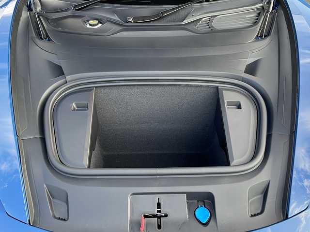 ポルシェ ポルシェ タイカン 佐賀県 2025(令7)年 0.1千km 青 ワンオーナー/ネプチューンブルー/4+1シート/スポーツクロノパッケージ/シートベンチレーション/サラウンドビューモニター/スムースフィニッシュレザーインテリア/プライバシーガラス/純正19インチアルミホイール/保証書/取扱説明書/記録簿/スマートキー/スペアキー有/クルーズコントロール/Bluetooth接続/後席用モニター/ETC2.0/全方位カメラ/AppleCarPlay/AndroidAuto/電動リアゲート/前後ドライブレコーダー/純正フロアマット/前席パワーシート/前席シートヒーター/前席エアシート/ABS/前後コーナーセンサー/レーンキープアシスト/盗難防止装置/オートライト/オートマチックハイビーム/LEDライト/衝突被害軽減システム/革巻ステアリング/ステアリングスイッチ/レーンチェンジアシスト/プロアクティブ乗員保護/シートメモリ/ブラインドスポットモニター/車間距離警告/車線逸脱警告/疲労検知システム