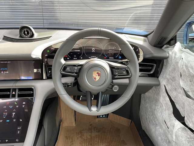 ポルシェ ポルシェ タイカン 佐賀県 2025(令7)年 0.1千km 青 ワンオーナー/ネプチューンブルー/4+1シート/スポーツクロノパッケージ/シートベンチレーション/サラウンドビューモニター/スムースフィニッシュレザーインテリア/プライバシーガラス/純正19インチアルミホイール/保証書/取扱説明書/記録簿/スマートキー/スペアキー有/クルーズコントロール/Bluetooth接続/後席用モニター/ETC2.0/全方位カメラ/AppleCarPlay/AndroidAuto/電動リアゲート/前後ドライブレコーダー/純正フロアマット/前席パワーシート/前席シートヒーター/前席エアシート/ABS/前後コーナーセンサー/レーンキープアシスト/盗難防止装置/オートライト/オートマチックハイビーム/LEDライト/衝突被害軽減システム/革巻ステアリング/ステアリングスイッチ/レーンチェンジアシスト/プロアクティブ乗員保護/シートメモリ/ブラインドスポットモニター/車間距離警告/車線逸脱警告/疲労検知システム