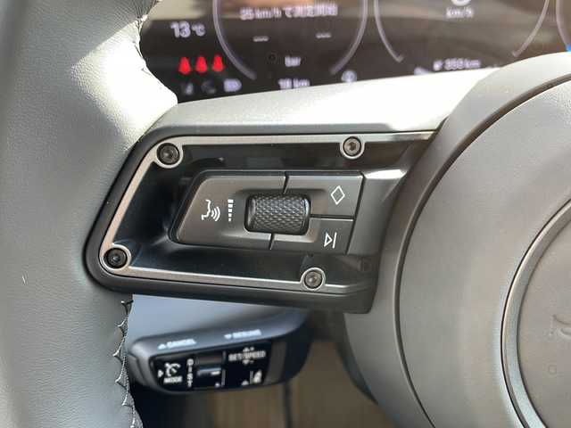 ポルシェ ポルシェ タイカン 佐賀県 2025(令7)年 0.1千km 青 ワンオーナー/ネプチューンブルー/4+1シート/スポーツクロノパッケージ/シートベンチレーション/サラウンドビューモニター/スムースフィニッシュレザーインテリア/プライバシーガラス/純正19インチアルミホイール/保証書/取扱説明書/記録簿/スマートキー/スペアキー有/クルーズコントロール/Bluetooth接続/後席用モニター/ETC2.0/全方位カメラ/AppleCarPlay/AndroidAuto/電動リアゲート/前後ドライブレコーダー/純正フロアマット/前席パワーシート/前席シートヒーター/前席エアシート/ABS/前後コーナーセンサー/レーンキープアシスト/盗難防止装置/オートライト/オートマチックハイビーム/LEDライト/衝突被害軽減システム/革巻ステアリング/ステアリングスイッチ/レーンチェンジアシスト/プロアクティブ乗員保護/シートメモリ/ブラインドスポットモニター/車間距離警告/車線逸脱警告/疲労検知システム