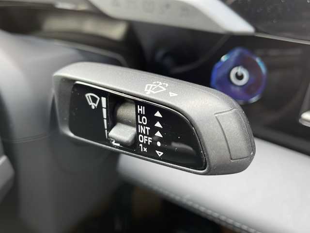 ポルシェ ポルシェ タイカン 佐賀県 2025(令7)年 0.1千km 青 ワンオーナー/ネプチューンブルー/4+1シート/スポーツクロノパッケージ/シートベンチレーション/サラウンドビューモニター/スムースフィニッシュレザーインテリア/プライバシーガラス/純正19インチアルミホイール/保証書/取扱説明書/記録簿/スマートキー/スペアキー有/クルーズコントロール/Bluetooth接続/後席用モニター/ETC2.0/全方位カメラ/AppleCarPlay/AndroidAuto/電動リアゲート/前後ドライブレコーダー/純正フロアマット/前席パワーシート/前席シートヒーター/前席エアシート/ABS/前後コーナーセンサー/レーンキープアシスト/盗難防止装置/オートライト/オートマチックハイビーム/LEDライト/衝突被害軽減システム/革巻ステアリング/ステアリングスイッチ/レーンチェンジアシスト/プロアクティブ乗員保護/シートメモリ/ブラインドスポットモニター/車間距離警告/車線逸脱警告/疲労検知システム