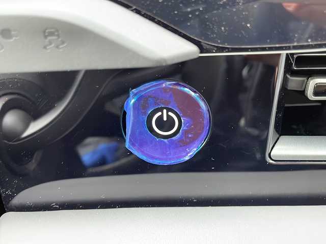 ポルシェ ポルシェ タイカン 佐賀県 2025(令7)年 0.1千km 青 ワンオーナー/ネプチューンブルー/4+1シート/スポーツクロノパッケージ/シートベンチレーション/サラウンドビューモニター/スムースフィニッシュレザーインテリア/プライバシーガラス/純正19インチアルミホイール/保証書/取扱説明書/記録簿/スマートキー/スペアキー有/クルーズコントロール/Bluetooth接続/後席用モニター/ETC2.0/全方位カメラ/AppleCarPlay/AndroidAuto/電動リアゲート/前後ドライブレコーダー/純正フロアマット/前席パワーシート/前席シートヒーター/前席エアシート/ABS/前後コーナーセンサー/レーンキープアシスト/盗難防止装置/オートライト/オートマチックハイビーム/LEDライト/衝突被害軽減システム/革巻ステアリング/ステアリングスイッチ/レーンチェンジアシスト/プロアクティブ乗員保護/シートメモリ/ブラインドスポットモニター/車間距離警告/車線逸脱警告/疲労検知システム