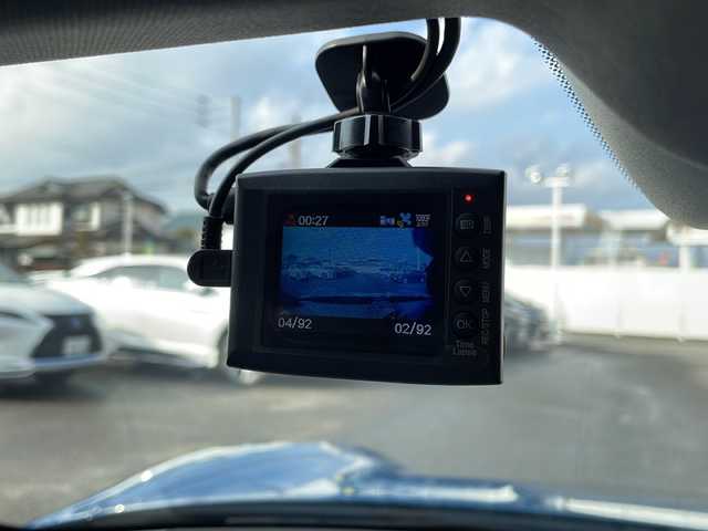 ポルシェ ポルシェ タイカン 佐賀県 2025(令7)年 0.1千km 青 ワンオーナー/ネプチューンブルー/4+1シート/スポーツクロノパッケージ/シートベンチレーション/サラウンドビューモニター/スムースフィニッシュレザーインテリア/プライバシーガラス/純正19インチアルミホイール/保証書/取扱説明書/記録簿/スマートキー/スペアキー有/クルーズコントロール/Bluetooth接続/後席用モニター/ETC2.0/全方位カメラ/AppleCarPlay/AndroidAuto/電動リアゲート/前後ドライブレコーダー/純正フロアマット/前席パワーシート/前席シートヒーター/前席エアシート/ABS/前後コーナーセンサー/レーンキープアシスト/盗難防止装置/オートライト/オートマチックハイビーム/LEDライト/衝突被害軽減システム/革巻ステアリング/ステアリングスイッチ/レーンチェンジアシスト/プロアクティブ乗員保護/シートメモリ/ブラインドスポットモニター/車間距離警告/車線逸脱警告/疲労検知システム