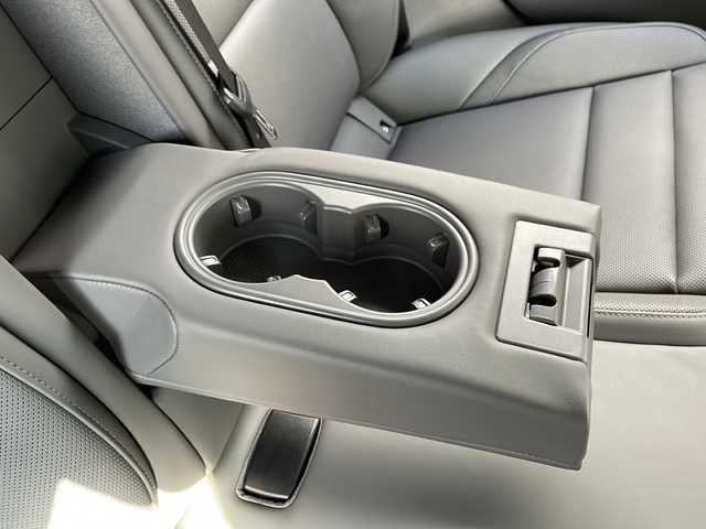 ポルシェ ポルシェ タイカン 佐賀県 2025(令7)年 0.1千km 青 ワンオーナー/ネプチューンブルー/4+1シート/スポーツクロノパッケージ/シートベンチレーション/サラウンドビューモニター/スムースフィニッシュレザーインテリア/プライバシーガラス/純正19インチアルミホイール/保証書/取扱説明書/記録簿/スマートキー/スペアキー有/クルーズコントロール/Bluetooth接続/後席用モニター/ETC2.0/全方位カメラ/AppleCarPlay/AndroidAuto/電動リアゲート/前後ドライブレコーダー/純正フロアマット/前席パワーシート/前席シートヒーター/前席エアシート/ABS/前後コーナーセンサー/レーンキープアシスト/盗難防止装置/オートライト/オートマチックハイビーム/LEDライト/衝突被害軽減システム/革巻ステアリング/ステアリングスイッチ/レーンチェンジアシスト/プロアクティブ乗員保護/シートメモリ/ブラインドスポットモニター/車間距離警告/車線逸脱警告/疲労検知システム