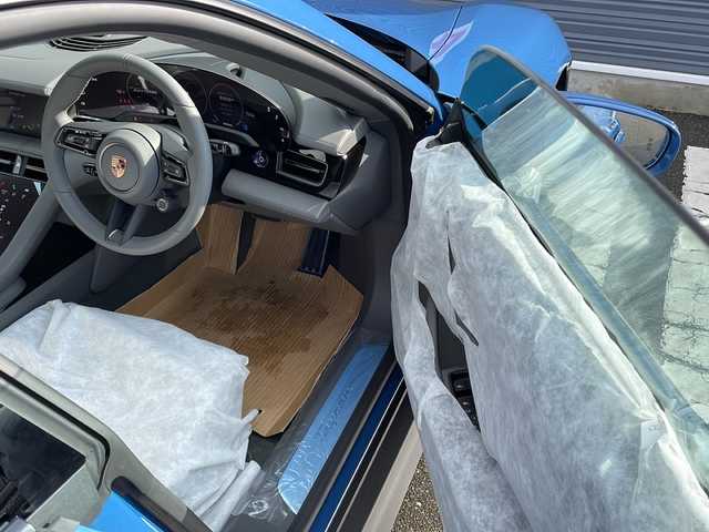 ポルシェ ポルシェ タイカン 佐賀県 2025(令7)年 0.1千km 青 ワンオーナー/ネプチューンブルー/4+1シート/スポーツクロノパッケージ/シートベンチレーション/サラウンドビューモニター/スムースフィニッシュレザーインテリア/プライバシーガラス/純正19インチアルミホイール/保証書/取扱説明書/記録簿/スマートキー/スペアキー有/クルーズコントロール/Bluetooth接続/後席用モニター/ETC2.0/全方位カメラ/AppleCarPlay/AndroidAuto/電動リアゲート/前後ドライブレコーダー/純正フロアマット/前席パワーシート/前席シートヒーター/前席エアシート/ABS/前後コーナーセンサー/レーンキープアシスト/盗難防止装置/オートライト/オートマチックハイビーム/LEDライト/衝突被害軽減システム/革巻ステアリング/ステアリングスイッチ/レーンチェンジアシスト/プロアクティブ乗員保護/シートメモリ/ブラインドスポットモニター/車間距離警告/車線逸脱警告/疲労検知システム