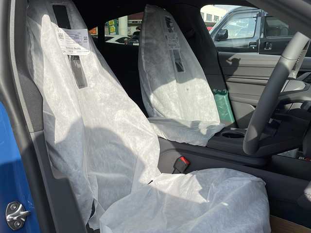 ポルシェ ポルシェ タイカン 佐賀県 2025(令7)年 0.1千km 青 ワンオーナー/ネプチューンブルー/4+1シート/スポーツクロノパッケージ/シートベンチレーション/サラウンドビューモニター/スムースフィニッシュレザーインテリア/プライバシーガラス/純正19インチアルミホイール/保証書/取扱説明書/記録簿/スマートキー/スペアキー有/クルーズコントロール/Bluetooth接続/後席用モニター/ETC2.0/全方位カメラ/AppleCarPlay/AndroidAuto/電動リアゲート/前後ドライブレコーダー/純正フロアマット/前席パワーシート/前席シートヒーター/前席エアシート/ABS/前後コーナーセンサー/レーンキープアシスト/盗難防止装置/オートライト/オートマチックハイビーム/LEDライト/衝突被害軽減システム/革巻ステアリング/ステアリングスイッチ/レーンチェンジアシスト/プロアクティブ乗員保護/シートメモリ/ブラインドスポットモニター/車間距離警告/車線逸脱警告/疲労検知システム