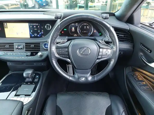 レクサス ＬＳ 500h Fスポーツ 東京都 2017(平29)年 5.4万km ホワイトノーヴァガラスフレーク サンルーフ/純正12.3インチワイドディスプレイ/パノラミックビューモニター/ヘッドアップディスプレイ/ビルトインETC2.0/ドライブレコーダー/AC100V/パドルシフト/パワーシート/シートヒーター/ベンチレーション/ステアリングヒーター/クリアランスソナー/Lexus Safety System ＋/・プリクラッシュセーフティ/・レーントレーシングアシスト/・オートマチックハイビーム/・レーダークルーズコントロール/・ブラインドスポットモニター