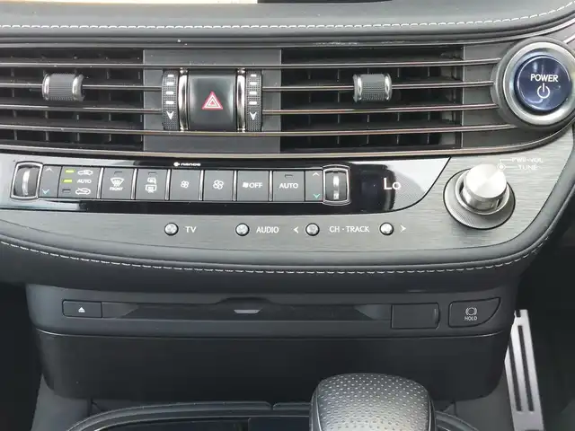 レクサス ＬＳ 500h Fスポーツ 東京都 2017(平29)年 5.4万km ホワイトノーヴァガラスフレーク サンルーフ/純正12.3インチワイドディスプレイ/パノラミックビューモニター/ヘッドアップディスプレイ/ビルトインETC2.0/ドライブレコーダー/AC100V/パドルシフト/パワーシート/シートヒーター/ベンチレーション/ステアリングヒーター/クリアランスソナー/Lexus Safety System ＋/・プリクラッシュセーフティ/・レーントレーシングアシスト/・オートマチックハイビーム/・レーダークルーズコントロール/・ブラインドスポットモニター