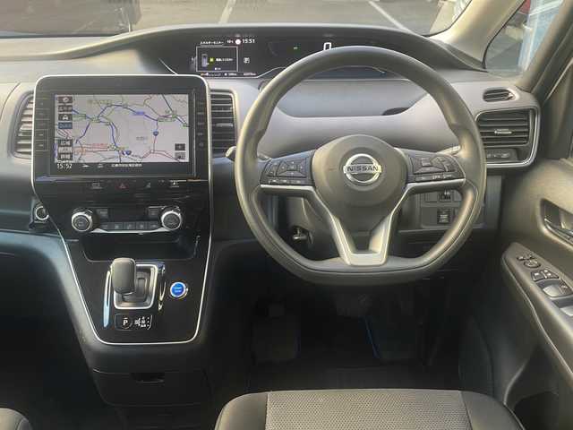 日産 セレナ e－パワー XV 広島県 2021(令3)年 6.3万km ブリリアントホワイトパール 禁煙車/エマージェンシーブレーキ/車線逸脱警報/ハイビームアシスト/BSM/セーフティパックA/クルーズコントロール/純正10型ナビ/・フルセグTV/CD/DVD/Blu-ray/Bluetooth/・SD/REC/純正フリップダウンモニター/アラウンドビューモニター/コーナーセンサー/ステアリングスイッチ（非連動）/オートライト/リアサンシェード/スマートキー/プッシュスタート/スペアキー/純正ドライブレコーダー（DH5-D）/ETC/純正15インチアルミホイール