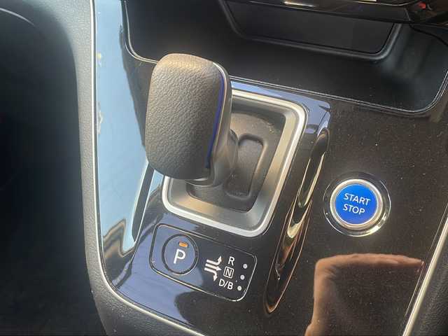 日産 セレナ e－パワー XV 広島県 2021(令3)年 6.3万km ブリリアントホワイトパール 禁煙車/エマージェンシーブレーキ/車線逸脱警報/ハイビームアシスト/BSM/セーフティパックA/クルーズコントロール/純正10型ナビ/・フルセグTV/CD/DVD/Blu-ray/Bluetooth/・SD/REC/純正フリップダウンモニター/アラウンドビューモニター/コーナーセンサー/ステアリングスイッチ（非連動）/オートライト/リアサンシェード/スマートキー/プッシュスタート/スペアキー/純正ドライブレコーダー（DH5-D）/ETC/純正15インチアルミホイール