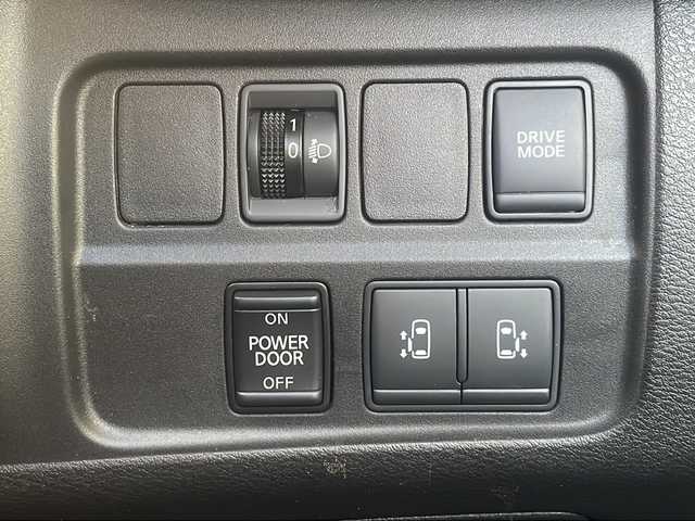 日産 セレナ e－パワー XV 広島県 2021(令3)年 6.3万km ブリリアントホワイトパール 禁煙車/エマージェンシーブレーキ/車線逸脱警報/ハイビームアシスト/BSM/セーフティパックA/クルーズコントロール/純正10型ナビ/・フルセグTV/CD/DVD/Blu-ray/Bluetooth/・SD/REC/純正フリップダウンモニター/アラウンドビューモニター/コーナーセンサー/ステアリングスイッチ（非連動）/オートライト/リアサンシェード/スマートキー/プッシュスタート/スペアキー/純正ドライブレコーダー（DH5-D）/ETC/純正15インチアルミホイール