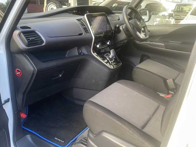 日産 セレナ e－パワー XV 広島県 2021(令3)年 6.3万km ブリリアントホワイトパール 禁煙車/エマージェンシーブレーキ/車線逸脱警報/ハイビームアシスト/BSM/セーフティパックA/クルーズコントロール/純正10型ナビ/・フルセグTV/CD/DVD/Blu-ray/Bluetooth/・SD/REC/純正フリップダウンモニター/アラウンドビューモニター/コーナーセンサー/ステアリングスイッチ（非連動）/オートライト/リアサンシェード/スマートキー/プッシュスタート/スペアキー/純正ドライブレコーダー（DH5-D）/ETC/純正15インチアルミホイール