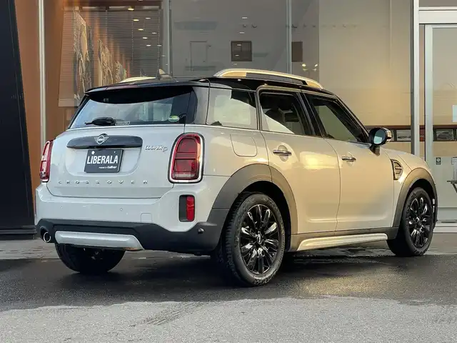 ＭＩＮＩ ＢＭＷ ミニ クロスオーバー クーパー D 鹿児島県 2020(令2)年 3.3万km ホワイト・シルバー アダプティブクルーズコントロール /インテリジェントセーフティ /バックカメラ /パークディスタンスコントロール /ドラレコ /iDriveナビ /ルームミラー内臓ETC  /MTモード付 /純正18インチAW
