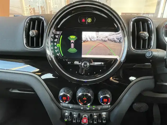 ＭＩＮＩ ＢＭＷ ミニ クロスオーバー クーパー D 鹿児島県 2020(令2)年 3.3万km ホワイト・シルバー アダプティブクルーズコントロール /インテリジェントセーフティ /バックカメラ /パークディスタンスコントロール /ドラレコ /iDriveナビ /ルームミラー内臓ETC  /MTモード付 /純正18インチAW