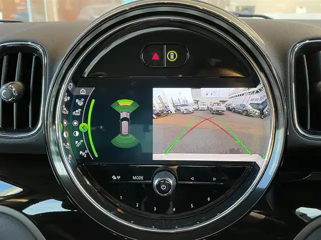 ＭＩＮＩ ＢＭＷ ミニ クロスオーバー クーパー D 鹿児島県 2020(令2)年 3.3万km ホワイト・シルバー アダプティブクルーズコントロール /インテリジェントセーフティ /バックカメラ /パークディスタンスコントロール /ドラレコ /iDriveナビ /ルームミラー内臓ETC  /MTモード付 /純正18インチAW