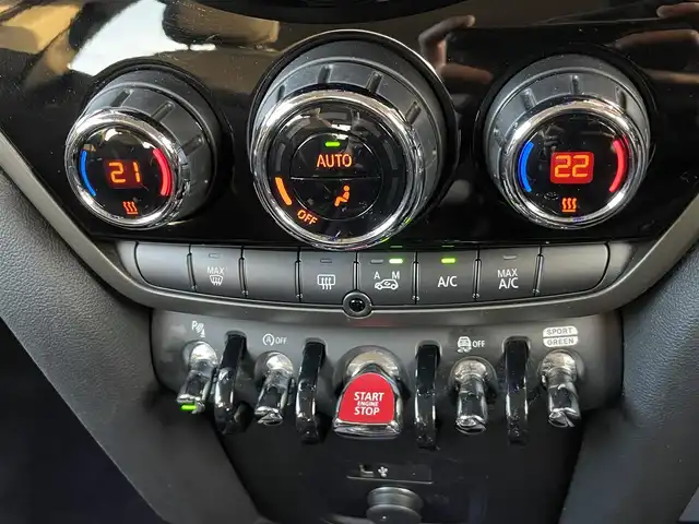 ＭＩＮＩ ＢＭＷ ミニ クロスオーバー クーパー D 鹿児島県 2020(令2)年 3.3万km ホワイト・シルバー アダプティブクルーズコントロール /インテリジェントセーフティ /バックカメラ /パークディスタンスコントロール /ドラレコ /iDriveナビ /ルームミラー内臓ETC  /MTモード付 /純正18インチAW