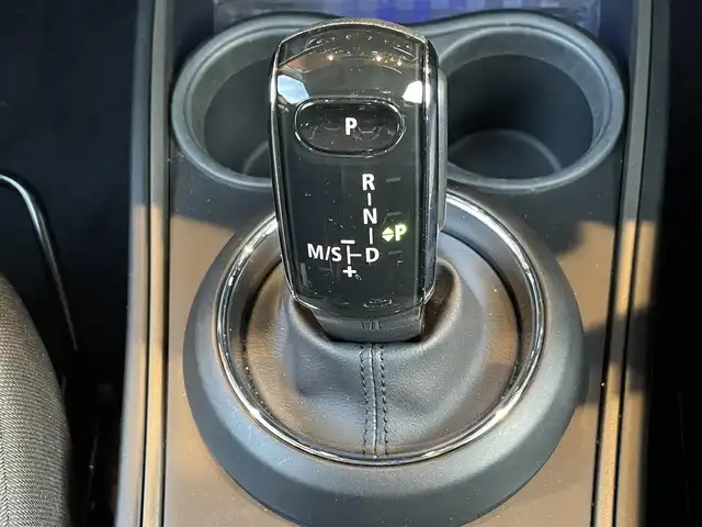 ＭＩＮＩ ＢＭＷ ミニ クロスオーバー クーパー D 鹿児島県 2020(令2)年 3.3万km ホワイト・シルバー アダプティブクルーズコントロール /インテリジェントセーフティ /バックカメラ /パークディスタンスコントロール /ドラレコ /iDriveナビ /ルームミラー内臓ETC  /MTモード付 /純正18インチAW
