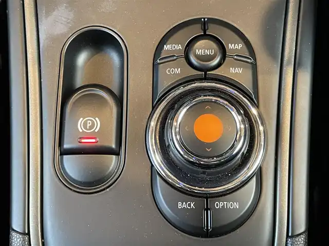 ＭＩＮＩ ＢＭＷ ミニ クロスオーバー クーパー D 鹿児島県 2020(令2)年 3.3万km ホワイト・シルバー アダプティブクルーズコントロール /インテリジェントセーフティ /バックカメラ /パークディスタンスコントロール /ドラレコ /iDriveナビ /ルームミラー内臓ETC  /MTモード付 /純正18インチAW