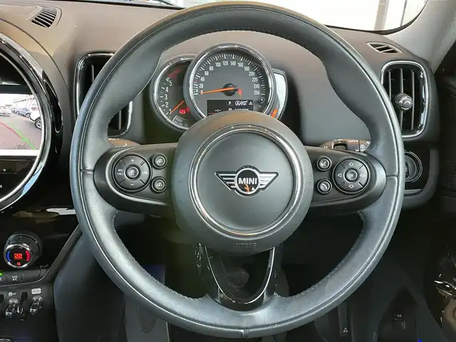 ＭＩＮＩ ＢＭＷ ミニ クロスオーバー クーパー D 鹿児島県 2020(令2)年 3.3万km ホワイト・シルバー アダプティブクルーズコントロール /インテリジェントセーフティ /バックカメラ /パークディスタンスコントロール /ドラレコ /iDriveナビ /ルームミラー内臓ETC  /MTモード付 /純正18インチAW