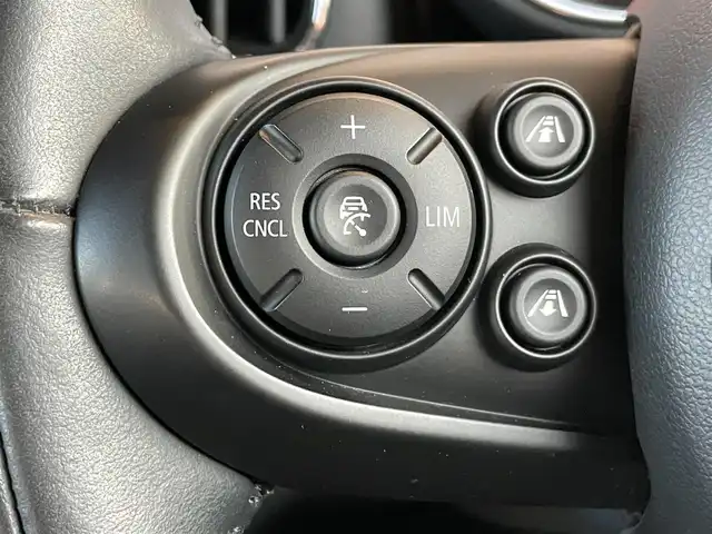 ＭＩＮＩ ＢＭＷ ミニ クロスオーバー クーパー D 鹿児島県 2020(令2)年 3.3万km ホワイト・シルバー アダプティブクルーズコントロール /インテリジェントセーフティ /バックカメラ /パークディスタンスコントロール /ドラレコ /iDriveナビ /ルームミラー内臓ETC  /MTモード付 /純正18インチAW