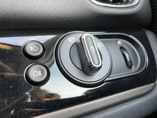 ＭＩＮＩ ＢＭＷ ミニ クロスオーバー クーパー D 鹿児島県 2020(令2)年 3.3万km ホワイト・シルバー アダプティブクルーズコントロール /インテリジェントセーフティ /バックカメラ /パークディスタンスコントロール /ドラレコ /iDriveナビ /ルームミラー内臓ETC  /MTモード付 /純正18インチAW