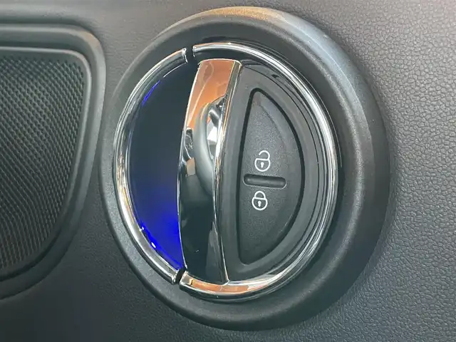 ＭＩＮＩ ＢＭＷ ミニ クロスオーバー クーパー D 鹿児島県 2020(令2)年 3.3万km ホワイト・シルバー アダプティブクルーズコントロール /インテリジェントセーフティ /バックカメラ /パークディスタンスコントロール /ドラレコ /iDriveナビ /ルームミラー内臓ETC  /MTモード付 /純正18インチAW
