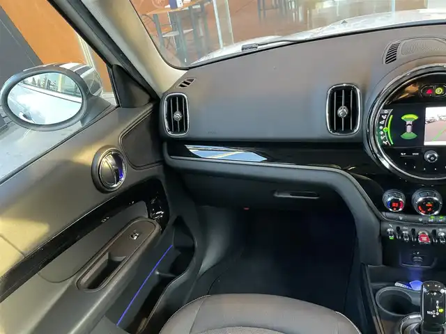 ＭＩＮＩ ＢＭＷ ミニ クロスオーバー クーパー D 鹿児島県 2020(令2)年 3.3万km ホワイト・シルバー アダプティブクルーズコントロール /インテリジェントセーフティ /バックカメラ /パークディスタンスコントロール /ドラレコ /iDriveナビ /ルームミラー内臓ETC  /MTモード付 /純正18インチAW