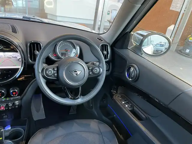 ＭＩＮＩ ＢＭＷ ミニ クロスオーバー クーパー D 鹿児島県 2020(令2)年 3.3万km ホワイト・シルバー アダプティブクルーズコントロール /インテリジェントセーフティ /バックカメラ /パークディスタンスコントロール /ドラレコ /iDriveナビ /ルームミラー内臓ETC  /MTモード付 /純正18インチAW