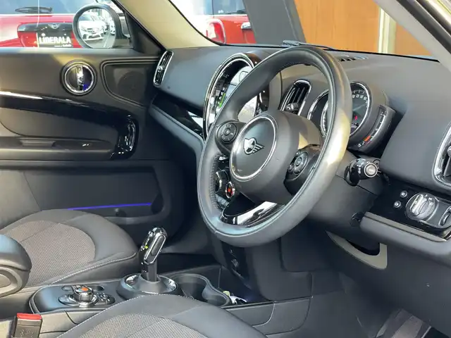 ＭＩＮＩ ＢＭＷ ミニ クロスオーバー クーパー D 鹿児島県 2020(令2)年 3.3万km ホワイト・シルバー アダプティブクルーズコントロール /インテリジェントセーフティ /バックカメラ /パークディスタンスコントロール /ドラレコ /iDriveナビ /ルームミラー内臓ETC  /MTモード付 /純正18インチAW