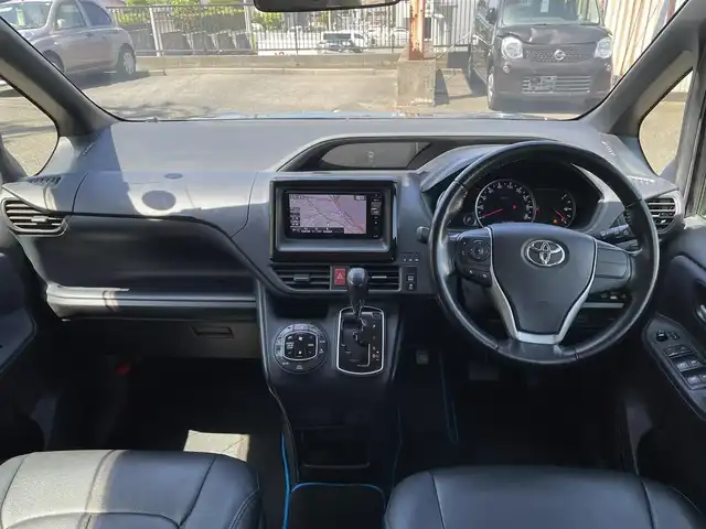 トヨタ ヴォクシー ZS 福岡県 2014(平26)年 9.7万km ブラッキッシュアゲハガラスフレーク (株)IDOMが運営する【じしゃロン八幡西店】の自社ローン専用車両になります。こちらは現金またはオートローンご利用時の価格です。自社ローンご希望の方は別途その旨お申付け下さい/社外ナビ　(アルパイン700W)/【Biuetooth・フルセグTV・DVD・CD】/後部座席用モニター　(TMX-R3000)/バックカメラ　/ＥＴＣ　/シートカバー/純正アルミホイール　　/純正リアスポイラー　/純正アルミホイール/両側パワースライドドア　/アイドリングストップ　/オートライト　/フロントフォグランプ