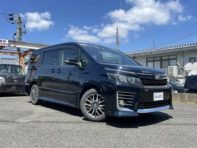 トヨタ ヴォクシー ZS 福岡県 2014(平26)年 9.7万km ブラッキッシュアゲハガラスフレーク (株)IDOMが運営する【じしゃロン八幡西店】の自社ローン専用車両になります。こちらは現金またはオートローンご利用時の価格です。自社ローンご希望の方は別途その旨お申付け下さい/社外ナビ　(アルパイン700W)/【Biuetooth・フルセグTV・DVD・CD】/後部座席用モニター　(TMX-R3000)/バックカメラ　/ＥＴＣ　/シートカバー/純正アルミホイール　　/純正リアスポイラー　/純正アルミホイール/両側パワースライドドア　/アイドリングストップ　/オートライト　/フロントフォグランプ