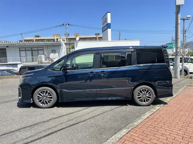 トヨタ ヴォクシー ZS 福岡県 2014(平26)年 9.7万km ブラッキッシュアゲハガラスフレーク (株)IDOMが運営する【じしゃロン八幡西店】の自社ローン専用車両になります。こちらは現金またはオートローンご利用時の価格です。自社ローンご希望の方は別途その旨お申付け下さい/社外ナビ　(アルパイン700W)/【Biuetooth・フルセグTV・DVD・CD】/後部座席用モニター　(TMX-R3000)/バックカメラ　/ＥＴＣ　/シートカバー/純正アルミホイール　　/純正リアスポイラー　/純正アルミホイール/両側パワースライドドア　/アイドリングストップ　/オートライト　/フロントフォグランプ