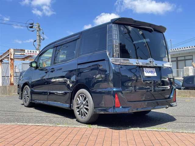 トヨタ ヴォクシー ZS 福岡県 2014(平26)年 9.7万km ブラッキッシュアゲハガラスフレーク (株)IDOMが運営する【じしゃロン八幡西店】の自社ローン専用車両になります。こちらは現金またはオートローンご利用時の価格です。自社ローンご希望の方は別途その旨お申付け下さい/社外ナビ　(アルパイン700W)/【Biuetooth・フルセグTV・DVD・CD】/後部座席用モニター　(TMX-R3000)/バックカメラ　/ＥＴＣ　/シートカバー/純正アルミホイール　　/純正リアスポイラー　/純正アルミホイール/両側パワースライドドア　/アイドリングストップ　/オートライト　/フロントフォグランプ