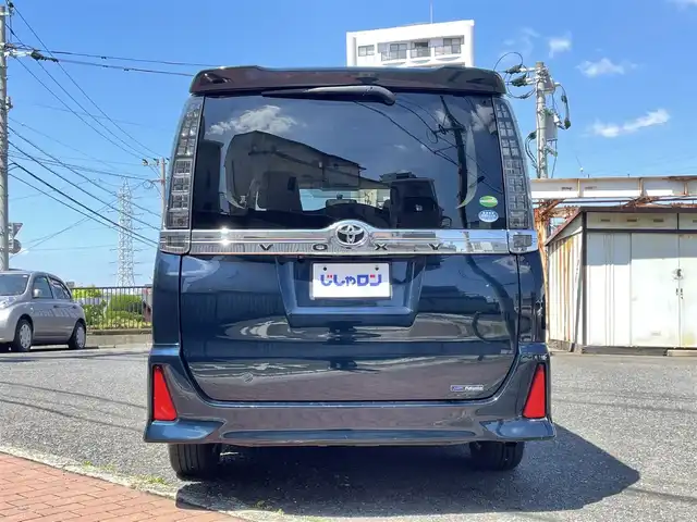トヨタ ヴォクシー ZS 福岡県 2014(平26)年 9.7万km ブラッキッシュアゲハガラスフレーク (株)IDOMが運営する【じしゃロン八幡西店】の自社ローン専用車両になります。こちらは現金またはオートローンご利用時の価格です。自社ローンご希望の方は別途その旨お申付け下さい/社外ナビ　(アルパイン700W)/【Biuetooth・フルセグTV・DVD・CD】/後部座席用モニター　(TMX-R3000)/バックカメラ　/ＥＴＣ　/シートカバー/純正アルミホイール　　/純正リアスポイラー　/純正アルミホイール/両側パワースライドドア　/アイドリングストップ　/オートライト　/フロントフォグランプ