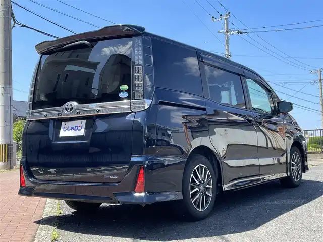 トヨタ ヴォクシー ZS 福岡県 2014(平26)年 9.7万km ブラッキッシュアゲハガラスフレーク (株)IDOMが運営する【じしゃロン八幡西店】の自社ローン専用車両になります。こちらは現金またはオートローンご利用時の価格です。自社ローンご希望の方は別途その旨お申付け下さい/社外ナビ　(アルパイン700W)/【Biuetooth・フルセグTV・DVD・CD】/後部座席用モニター　(TMX-R3000)/バックカメラ　/ＥＴＣ　/シートカバー/純正アルミホイール　　/純正リアスポイラー　/純正アルミホイール/両側パワースライドドア　/アイドリングストップ　/オートライト　/フロントフォグランプ