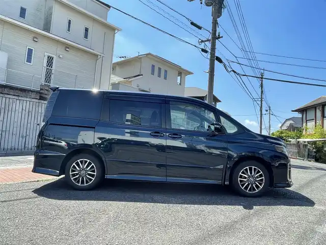 トヨタ ヴォクシー ZS 福岡県 2014(平26)年 9.7万km ブラッキッシュアゲハガラスフレーク (株)IDOMが運営する【じしゃロン八幡西店】の自社ローン専用車両になります。こちらは現金またはオートローンご利用時の価格です。自社ローンご希望の方は別途その旨お申付け下さい/社外ナビ　(アルパイン700W)/【Biuetooth・フルセグTV・DVD・CD】/後部座席用モニター　(TMX-R3000)/バックカメラ　/ＥＴＣ　/シートカバー/純正アルミホイール　　/純正リアスポイラー　/純正アルミホイール/両側パワースライドドア　/アイドリングストップ　/オートライト　/フロントフォグランプ