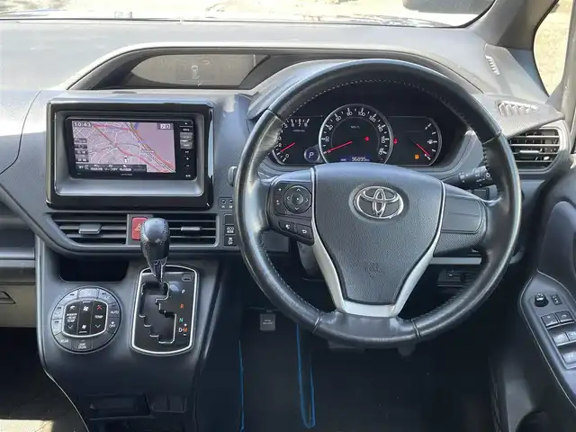 トヨタ ヴォクシー ZS 福岡県 2014(平26)年 9.7万km ブラッキッシュアゲハガラスフレーク (株)IDOMが運営する【じしゃロン八幡西店】の自社ローン専用車両になります。こちらは現金またはオートローンご利用時の価格です。自社ローンご希望の方は別途その旨お申付け下さい/社外ナビ　(アルパイン700W)/【Biuetooth・フルセグTV・DVD・CD】/後部座席用モニター　(TMX-R3000)/バックカメラ　/ＥＴＣ　/シートカバー/純正アルミホイール　　/純正リアスポイラー　/純正アルミホイール/両側パワースライドドア　/アイドリングストップ　/オートライト　/フロントフォグランプ
