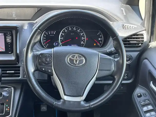 トヨタ ヴォクシー ZS 福岡県 2014(平26)年 9.7万km ブラッキッシュアゲハガラスフレーク (株)IDOMが運営する【じしゃロン八幡西店】の自社ローン専用車両になります。こちらは現金またはオートローンご利用時の価格です。自社ローンご希望の方は別途その旨お申付け下さい/社外ナビ　(アルパイン700W)/【Biuetooth・フルセグTV・DVD・CD】/後部座席用モニター　(TMX-R3000)/バックカメラ　/ＥＴＣ　/シートカバー/純正アルミホイール　　/純正リアスポイラー　/純正アルミホイール/両側パワースライドドア　/アイドリングストップ　/オートライト　/フロントフォグランプ