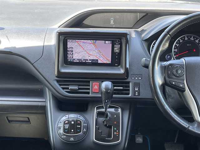 トヨタ ヴォクシー ZS 福岡県 2014(平26)年 9.7万km ブラッキッシュアゲハガラスフレーク (株)IDOMが運営する【じしゃロン八幡西店】の自社ローン専用車両になります。こちらは現金またはオートローンご利用時の価格です。自社ローンご希望の方は別途その旨お申付け下さい/社外ナビ　(アルパイン700W)/【Biuetooth・フルセグTV・DVD・CD】/後部座席用モニター　(TMX-R3000)/バックカメラ　/ＥＴＣ　/シートカバー/純正アルミホイール　　/純正リアスポイラー　/純正アルミホイール/両側パワースライドドア　/アイドリングストップ　/オートライト　/フロントフォグランプ