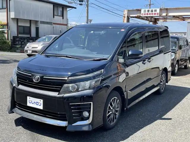 トヨタ ヴォクシー ZS 福岡県 2014(平26)年 9.7万km ブラッキッシュアゲハガラスフレーク (株)IDOMが運営する【じしゃロン八幡西店】の自社ローン専用車両になります。こちらは現金またはオートローンご利用時の価格です。自社ローンご希望の方は別途その旨お申付け下さい/社外ナビ　(アルパイン700W)/【Biuetooth・フルセグTV・DVD・CD】/後部座席用モニター　(TMX-R3000)/バックカメラ　/ＥＴＣ　/シートカバー/純正アルミホイール　　/純正リアスポイラー　/純正アルミホイール/両側パワースライドドア　/アイドリングストップ　/オートライト　/フロントフォグランプ