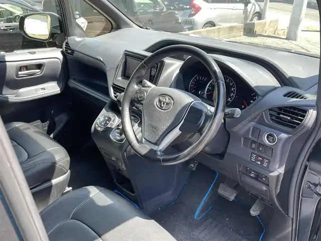 トヨタ ヴォクシー ZS 福岡県 2014(平26)年 9.7万km ブラッキッシュアゲハガラスフレーク (株)IDOMが運営する【じしゃロン八幡西店】の自社ローン専用車両になります。こちらは現金またはオートローンご利用時の価格です。自社ローンご希望の方は別途その旨お申付け下さい/社外ナビ　(アルパイン700W)/【Biuetooth・フルセグTV・DVD・CD】/後部座席用モニター　(TMX-R3000)/バックカメラ　/ＥＴＣ　/シートカバー/純正アルミホイール　　/純正リアスポイラー　/純正アルミホイール/両側パワースライドドア　/アイドリングストップ　/オートライト　/フロントフォグランプ