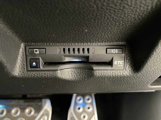 トヨタ ヤリスクロス Z 長野県 2020(令2)年 3.2万km ホワイトパールクリスタルシャイン ４WD/モデリスタエアロ/ディスプレイオーディオ/ナビキット/CD/DVDデッキ/　BT/USB/Miracast/バックカメラ/ビルトインETC/前後ドライブレコーダー/前席シートヒーター /トヨタセーフティセンス/プリクラッシュセーフティ/レーダークルーズコントロール/レーンディパーチャーアラート /クリアランスソナー/オートマチックハイビーム/ダウンヒルアシストコントロール/LEDヘッドライト/フォグライト/オートライト/プッシュスタート/スマートキー/純正フロアマット/・社外AW付スタッドレス積込(205/65/R16)/・保証書、取説